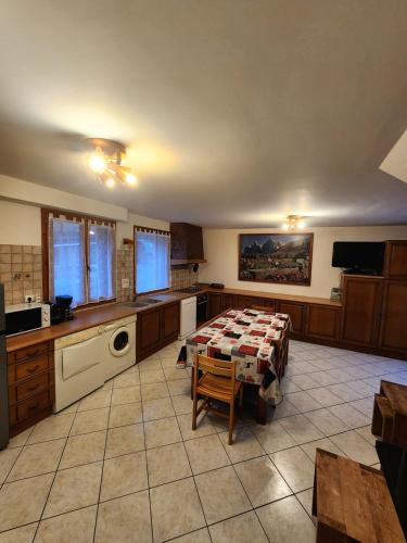 une cuisine avec une table et une cuisine avec une table et une table dans l'établissement Chalet Pascal, à Valloire