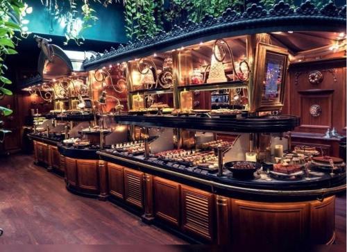 eine Bar mit einem Buffet in einem Restaurant in der Unterkunft Thomas Price Appart in Narbonne