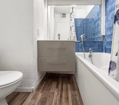 une salle de bains avec lavabo, baignoire et toilettes dans l'établissement Studio 4 pers Juan-les-Pins, calme & tout à pied, à Juan-les-Pins