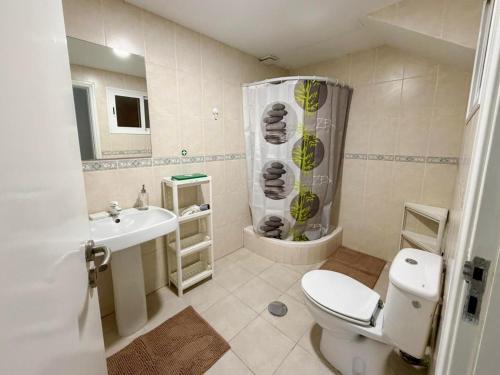 ein Badezimmer mit Toilette, Waschbecken und Dusche in der Unterkunft Madeira Studio Salvador Rental in Funchal