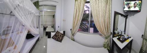 TV a/nebo společenská místnost v ubytování Dinuda Lagoon Hotel