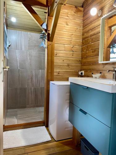 a bathroom with a toilet and a sink and a shower at Ti' Dola Sab gîte 4 étoiles in Grand-Bourg