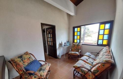 un soggiorno con due sedie e una finestra di Casa em Peruíbe com piscina a Peruíbe
