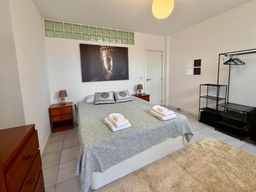 ein Schlafzimmer mit einem Bett, auf dem zwei Handtücher liegen in der Unterkunft Madeira Studio Salvador Rental in Funchal