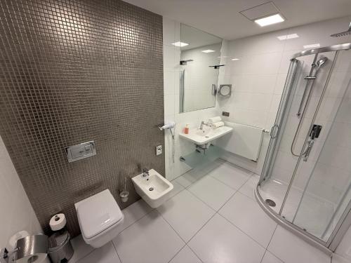 Et badeværelse på City Central Krakovska Residence