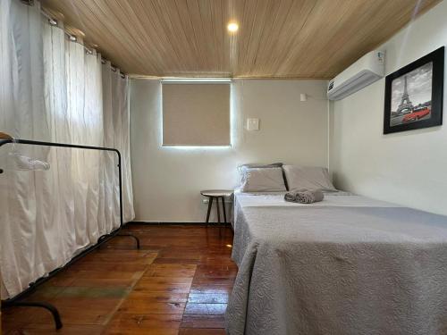 Postel nebo postele na pokoji v ubytování Studio Aconchegante - com Garagem Privativa e Ar Condicionado REV391