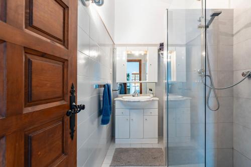 un bagno con doccia in vetro e lavandino di Mijas la Nueva a Mijas