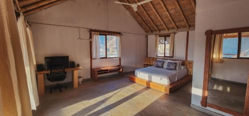 Giường trong phòng chung tại Casa Viento Máncora