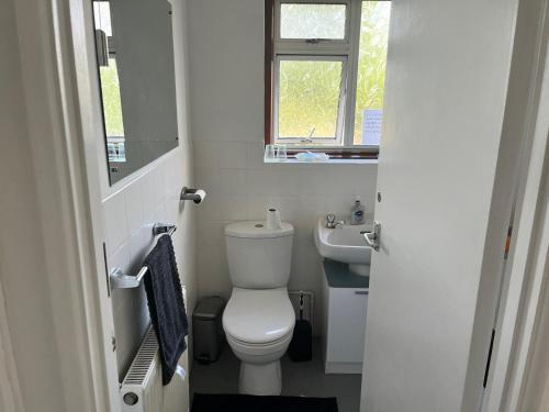 Koupelna v ubytování Love and Peace L Petts Wood