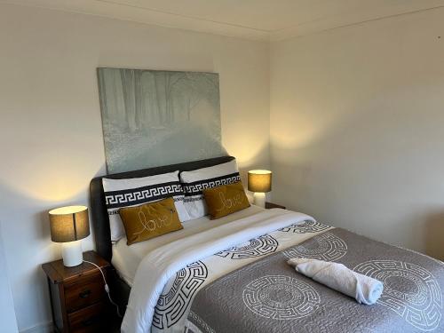 Postel nebo postele na pokoji v ubytování Love and Peace L Petts Wood