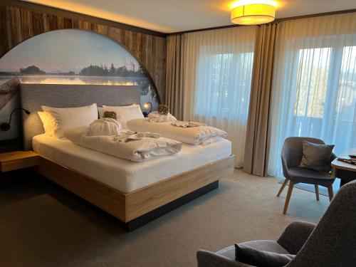 a bedroom with two beds in a room at Pension Seeblick in Seebruck