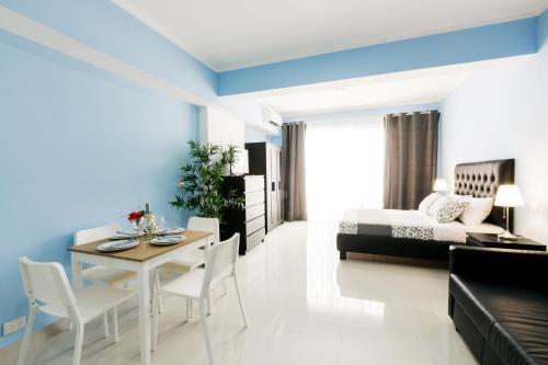 a bedroom with a bed and a table and chairs at CARIBE TROPICAL - SUITES and STUDIOS - playa LOS CORALES in Punta Cana