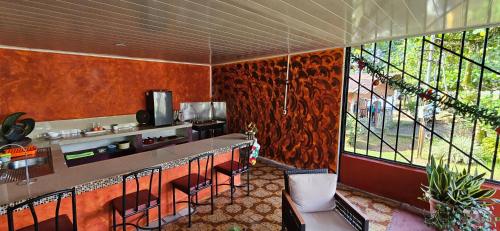 Khu vực ghế ngồi tại Anita's Apartment