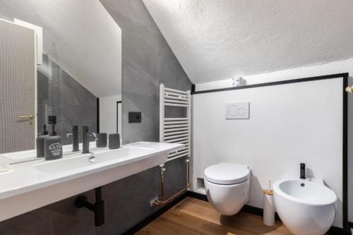 une salle de bains avec lavabo et toilettes dans l'établissement Hostdomus-La casa di Luna, à Grange Sises