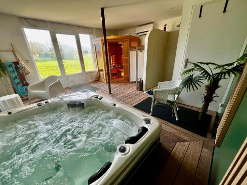 een jacuzzi in het midden van een kamer bij ClosSaintJoseph - Jacuzzi&Sona - Piscine ext chauffée in Sainte-Marie-des-Champs