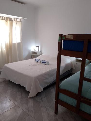 a bedroom with a bunk bed and a window at Departamento NAMASTE I in Carhué