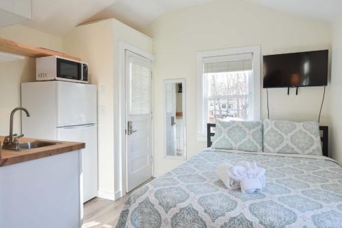 een slaapkamer met een bed met een knuffeldier erop bij 4 Min Drive to Bayside Beaches in Eastham