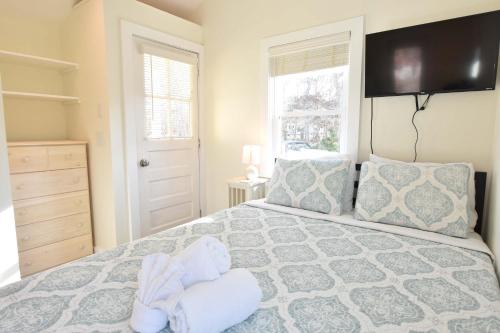 een slaapkamer met een bed met een knuffeldier erop bij 4 Min Drive to Bayside Beaches in Eastham