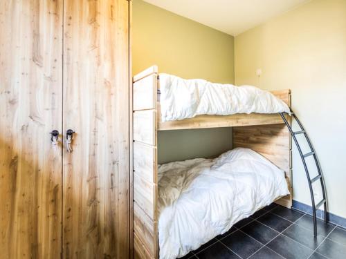 a bunk bed in a room with a closet at Le Penthouse in Koksijde