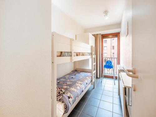 a bedroom with bunk beds and a table and a chair at Anais derde in Sint-Idesbald