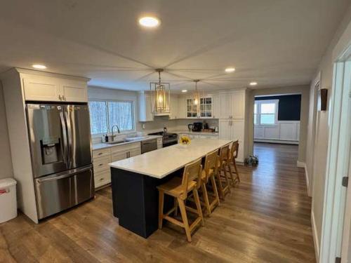een keuken met een groot eiland in het midden van een kamer bij Sebago Basin Getaway - An Unforgettable Experience in North Windham