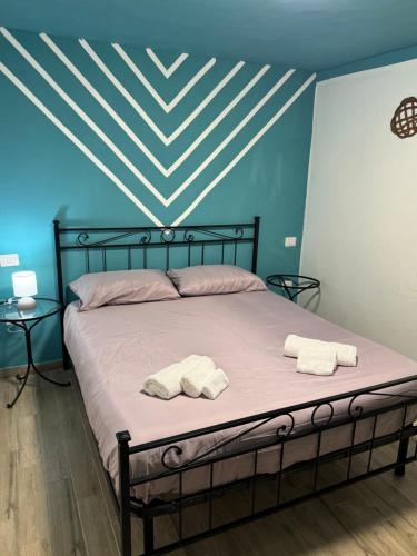 een slaapkamer met een bed met twee handdoeken erop bij Domus Gavazzano in Viterbo