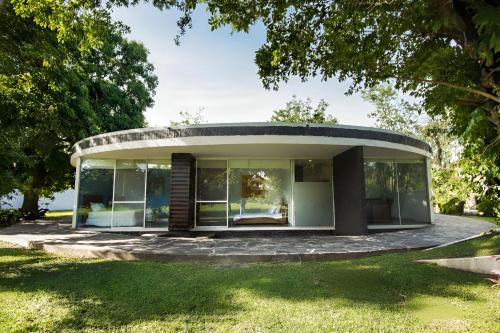 Tòa nhà nơi biệt thự tọa lạc