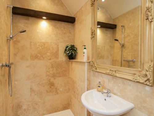 Koupelna v ubytování The Gypsy Caravan