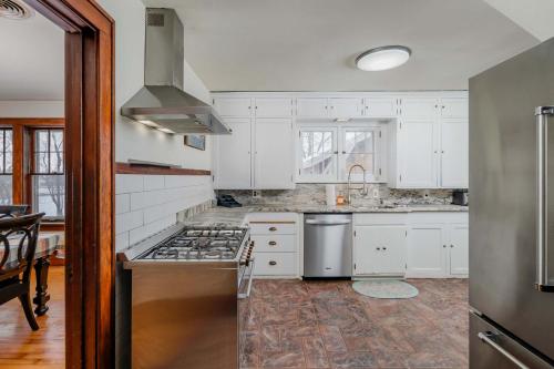 Nhà bếp/bếp nhỏ tại Brick River Escape 1909 Historic Home