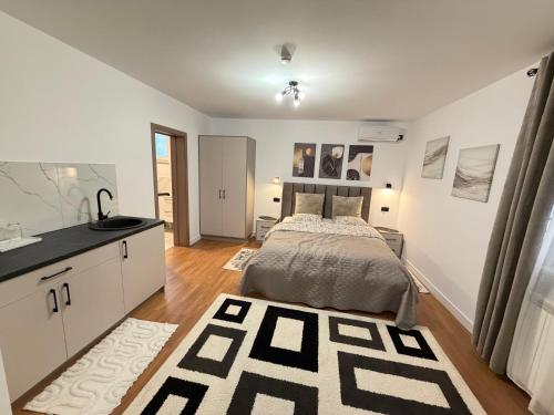 Ένα ή περισσότερα κρεβάτια σε δωμάτιο στο Camera dublă-family Suceava