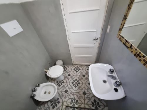 ein kleines Badezimmer mit Waschbecken und Toilette in der Unterkunft Surf House Casa Tony Aloha Host in La Estafeta