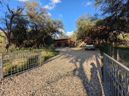een oprit die leidt naar een huis met een hek bij Posada Abrazo Serrano en Carpintería in Carpintería