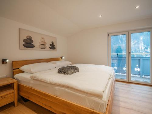ein Schlafzimmer mit einem Bett und einem großen Fenster in der Unterkunft Alpen Haus Maria Top 2 in Viehhofen