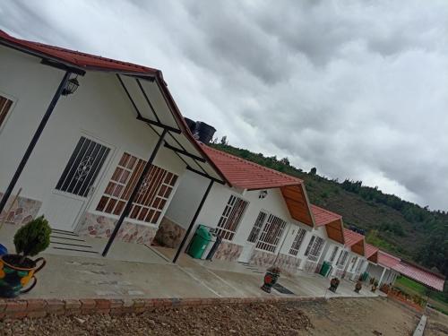 Το κτήριο όπου στεγάζεται  το κάμπινγκ