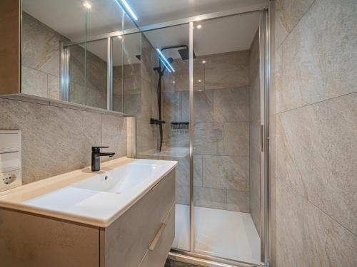 ein Badezimmer mit Waschbecken und Dusche in der Unterkunft Alpen Haus Maria Top 1 in Viehhofen