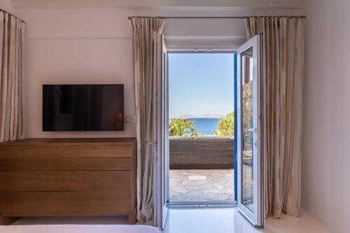 Villa Macaro with Direct Beach Access