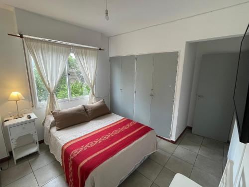 una piccola camera da letto con un letto e una finestra di Altos Jujuy 2 a San Salvador de Jujuy