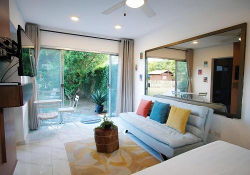 ein Wohnzimmer mit Couch und großem Fenster in der Unterkunft Entre Árboles in Santa Cruz de la Sierra