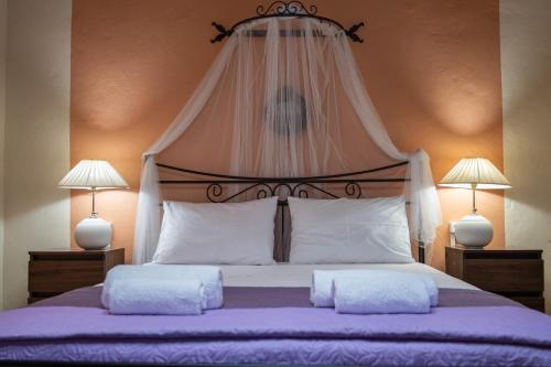 En eller flere senge i et værelse på Toulas House