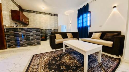 un soggiorno con due divani e un tavolo di Sun wing guest house a Luxor
