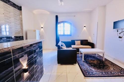 un soggiorno con un divano e un tavolo di Sun wing guest house a Luxor