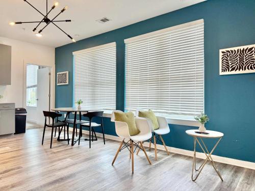 a dining room with blue walls and a table and chairs at Modern 4B3B 2 Balcony Penthouse 542Blvd404 in Atlanta