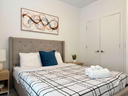 a bedroom with a bed with a picture on the wall at Modern 4B3B 2 Balcony Penthouse 542Blvd404 in Atlanta