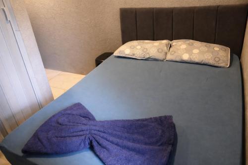 En eller flere senge i et værelse på Peró Beach Hospedaria