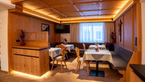 Μια τηλεόραση ή/και κέντρο ψυχαγωγίας στο Hotel Garni Chasa Sulai