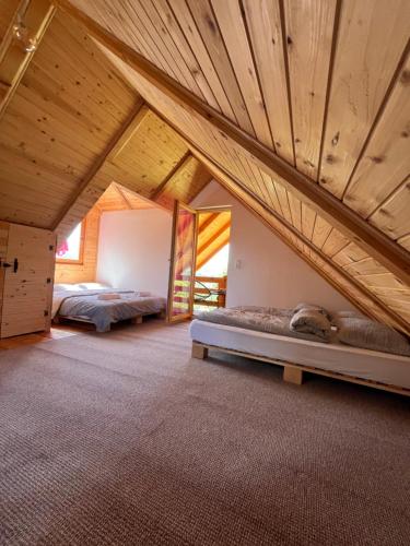 Camera con 2 letti e soffitto in legno. di Brvnara Duga njiva a Čelinac