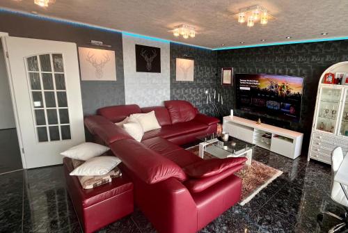 TV a/nebo společenská místnost v ubytování Möblierte Wohnung mit Panoramablick auf Köln