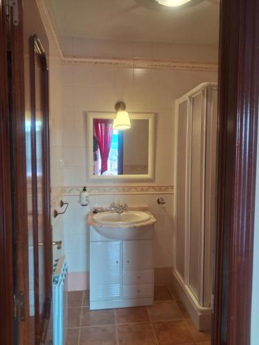 ein Badezimmer mit Waschbecken und Spiegel in der Unterkunft Casa Guinda in Gavilanes