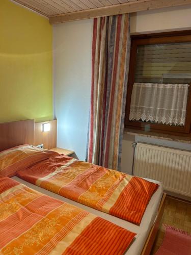 two beds sitting next to each other in a bedroom at App in Gillersdorf