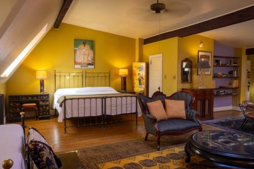 Un pat sau paturi într-o cameră la Hotel Tabard Inn